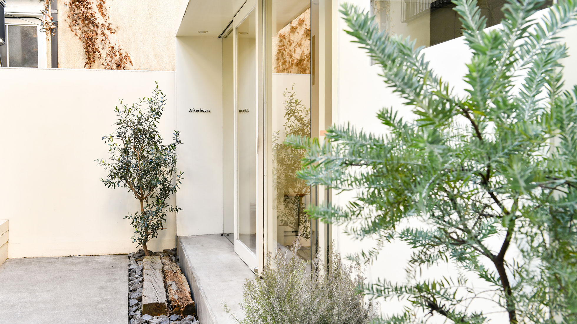 Afterhours ケーキ店入口 - 渋谷区富ヶ谷の緑に囲まれた洗練された外観
